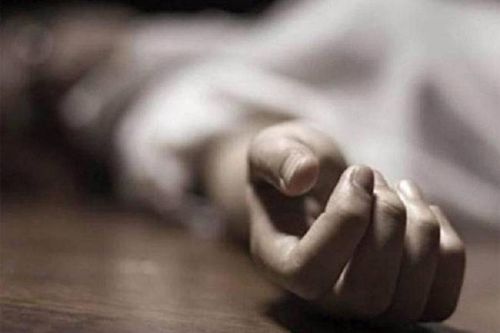 Đến thăm nhà con trai, mẹ phát hiện thi thể người phụ nữ trong phòng ngủ