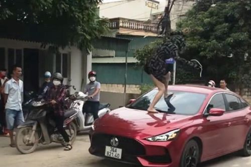 Người phụ nữ lao vào xe cắn rách tai cô gái, đạp vỡ kính ô tô khai gì?
