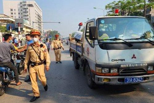Phạt hơn 3.000 ô tô vi phạm dừng đỗ các điểm nóng, cổng bệnh viện