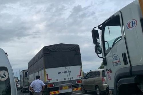 Cao tốc TP HCM-Trung Lương bị ùn tắc vì hai container đâm nhau trong đêm