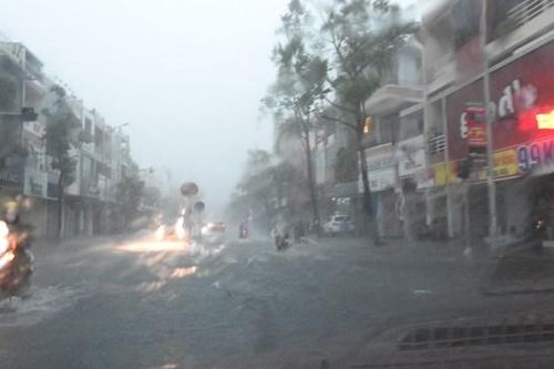 Hàng loạt tuyến đường ở Đà Nẵng lại ngập do mưa