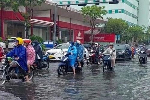 Miền Trung đối mặt với mưa lớn, lốc sét và nguy cơ sạt lở đất