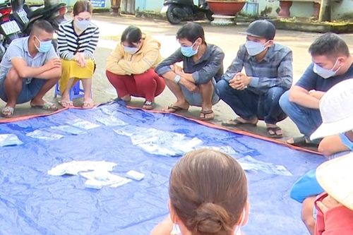 Cảnh sát bắt 23 người đánh bạc trong vườn xoài