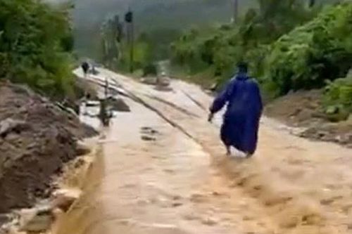 Nhiều chuyến tàu qua đường sắt đèo Hải Vân phải dừng vì mưa ngập