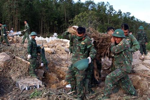 Đi tìm nguyên nhân sạt lở tại nghĩa trang Hòa Sơn