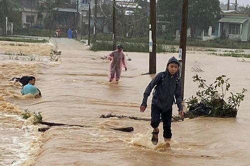 Cứu sống một học sinh trong dòng lũ dữ