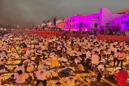 Ấn Độ: Lễ hội Diwali hy vọng phá vỡ kỷ lục Guinness về số lượng ngọn đèn đất nung được thắp sáng