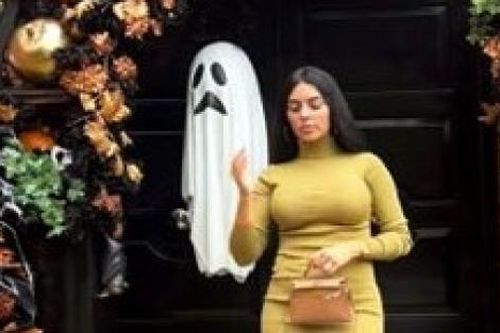 Bạn gái Cristiano Ronaldo đăng ảnh nhà cửa trang trí Halloween