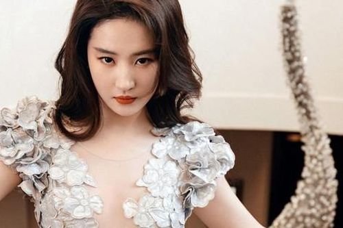 Lưu Diệc Phi diện váy xẻ sâu