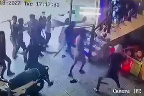 Lộ nguyên nhân nhóm giang hồ 'đổ bộ' quán karaoke, chém người tới tấp