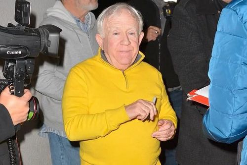 Diễn viên hài Leslie Jordan qua đời vì đâm vào tòa nhà, xe hư hỏng nặng