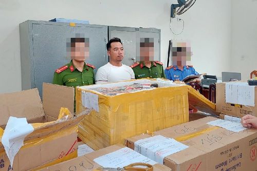 Thuê nhà bằng tên giả, lắp cửa sắt 2 lớp để cất giữ nửa tấn chất nổ