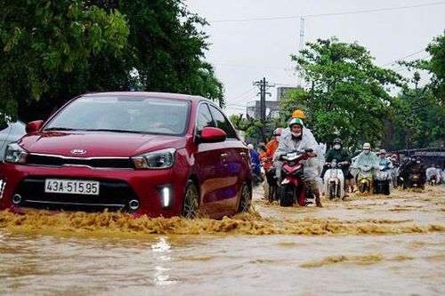 Mưa như trút, nhiều tuyến đường ở Đà Nẵng ngập sâu
