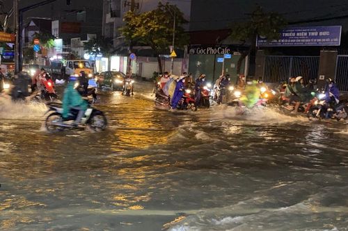 TP Hồ Chí Minh: Mưa lớn, nhiều tuyến đường và nhà dân chìm trong 'biển' nước