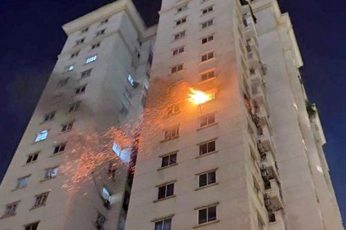 Hà Nội: Lửa cháy đỏ rực tại căn chung cư trong khu đô thị Nam Thăng Long