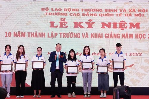 Trường Cao đẳng Quốc tế Hà Nội đón hơn 2.000 tân sinh viên trong lễ kỷ niệm 10 năm thành lập