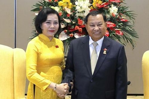 Chủ tịch Hội Hữu nghị Việt Nam - Campuchia Nguyễn Thị Thanh chào xã giao Chủ tịch Thượng viện Vương quốc Campuchia