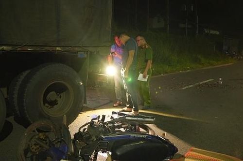 Tông vào đuôi xe container đậu ven đường, một người lái xe máy tử vong