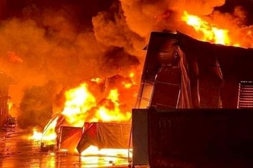 Kho xưởng đệm mút ở Thanh Oai bốc cháy dữ dội