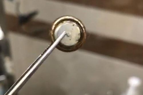 Bé trai suýt hoại tử mũi vì pin cúc áo