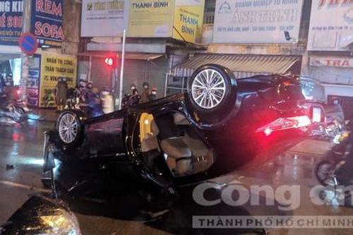 Ôtô va chạm xe máy rồi lật ngửa ở TPHCM, nhiều người được cứu ra ngoài