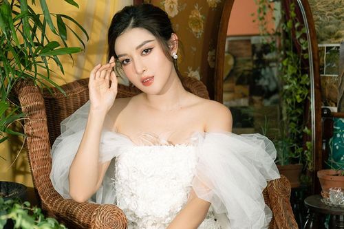 Á hậu Huyền My đẹp kiêu sa, tiết lộ lý do hạn chế hoạt động showbiz