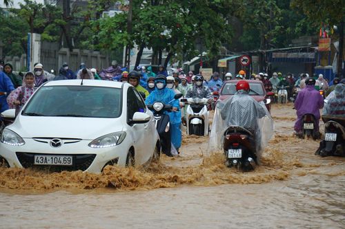 Mưa lớn, nhiều tuyến đường Đà Nẵng lại ngập nặng