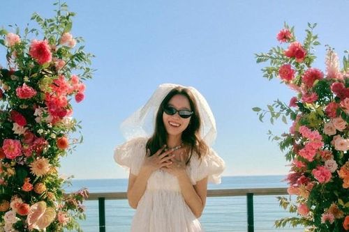 Giấu kỹ như Gong Hyo Jin, để fan chờ tận 2 tuần mới tung ảnh lễ đường, diện váy cưới rõ mặt