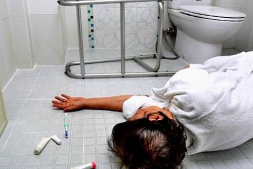 Tổ trưởng điều hành xe điện đột quỵ trong nhà vệ sinh