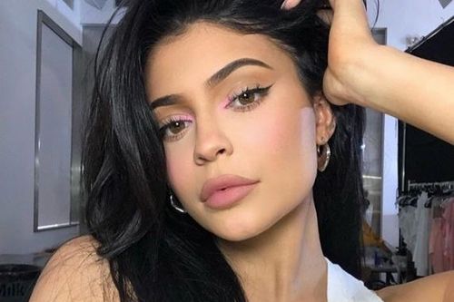 Kylie Jenner gây tranh cãi vì nhận đẹp tự nhiên