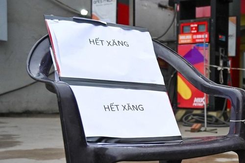 Cây xăng không cho tàu du lịch mua xăng bằng can