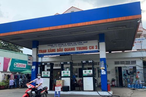 Cây xăng ở TP.HCM treo biển hết hàng cả tuần