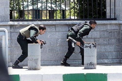 Xả súng vào đám đông đang cầu nguyện ở Iran, 15 người chết