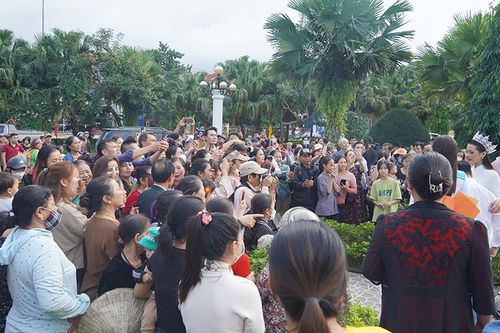 Người làng Phong Nha chào đón Hoa hậu Biển đảo Đinh Như Phương về quê