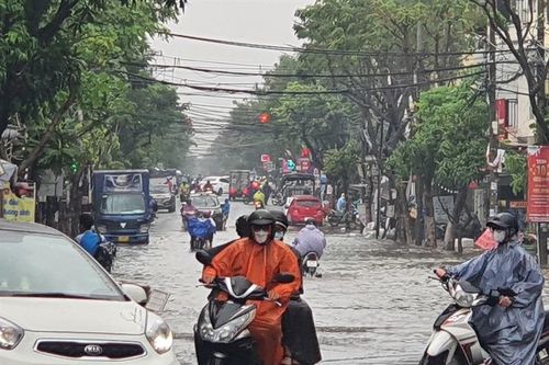 Nhiều tuyến phố ngập nặng