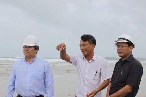 Lãnh đạo UBND tỉnh Quảng Ngãi kiểm tra sạt lở bờ biển Châu Tân