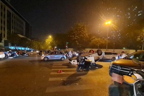 Hà Nội: Sau va chạm với xe máy, ô tô nằm ngửa trên đường