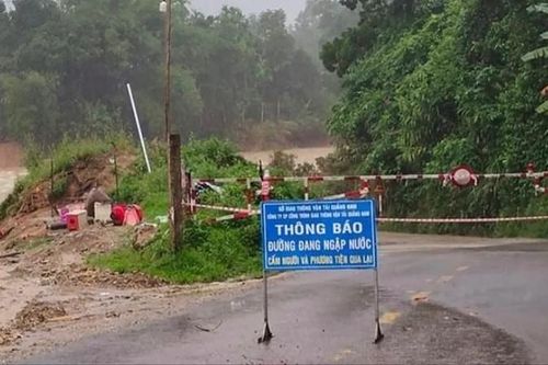 Mưa lớn nước sông dâng cao gây chia cắt quốc lộ 40B