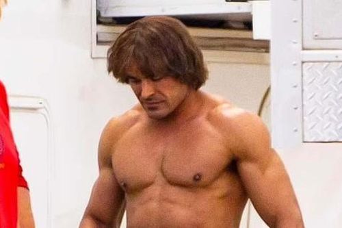 Zac Efron quấn khăn tắm đi quanh phim trường, ngoại hình khó nhận ra