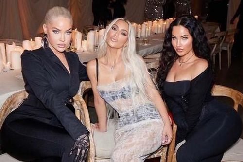 Kim Kardashian khoe thân hình đồng hồ cát với váy xuyên thấu