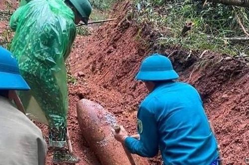 Nghệ An: Người dân phát hiện quả bom dài 1,3m trong lúc đào đất làm đường