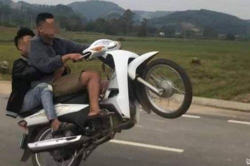 Xử phạt 2 nam thanh niên có hành vi bốc đầu xe máy đăng trên mạng xã hội