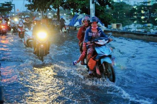 TP Hồ Chí Minh: Triều cường vượt mức báo động 3, nhiều tuyến đường ngập sâu