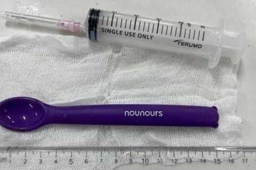 Hoảng hồn cô gái 20 tuổi nuốt luôn thìa nhựa 15cm vào bụng
