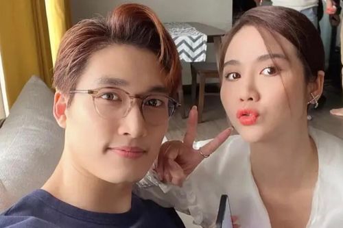Phản ứng của Đình Tú ra sao khi được fan yêu cầu ngồi cạnh Huyền Lizzie?