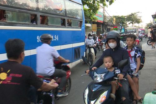 Ngán ngẩm tình trạng kẹt xe tại Ngã 3 Cơ giới