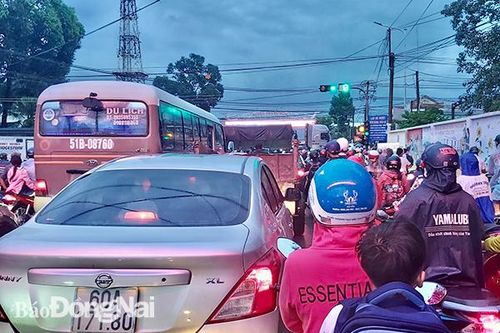 Quốc lộ 1 kẹt xe kéo dài sau cơn mưa chiều