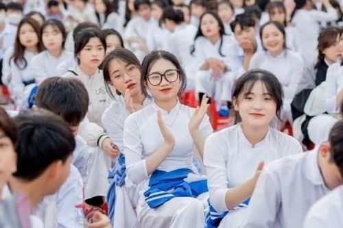 Giữ hay bỏ lớp không chuyên trong trường chuyên?