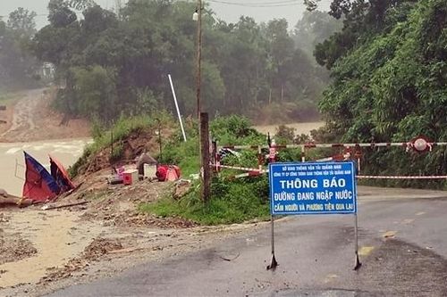 Mưa lũ gây ngập sâu, chia cắt nhiều tuyến đường tại miền núi Quảng Nam