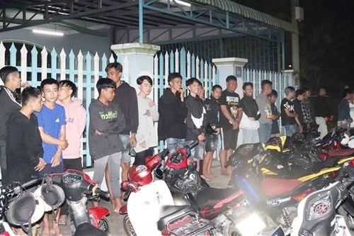Thay đổi kết cấu xe, 27 thanh, thiếu niên tụ tập 'tổ lái' trên quốc lộ 1